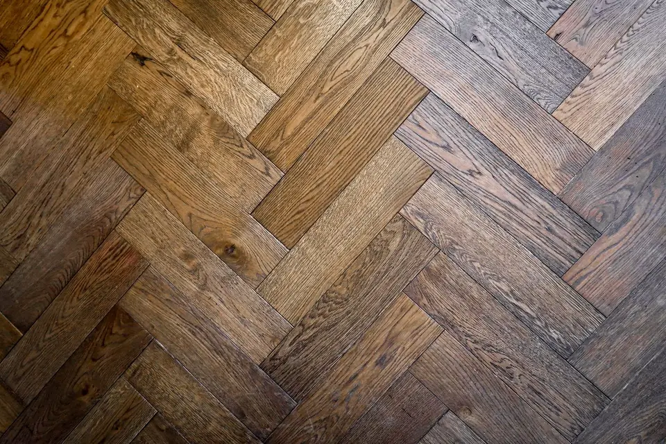 Parquet en chêne posé en point de Hongrie, vu de près